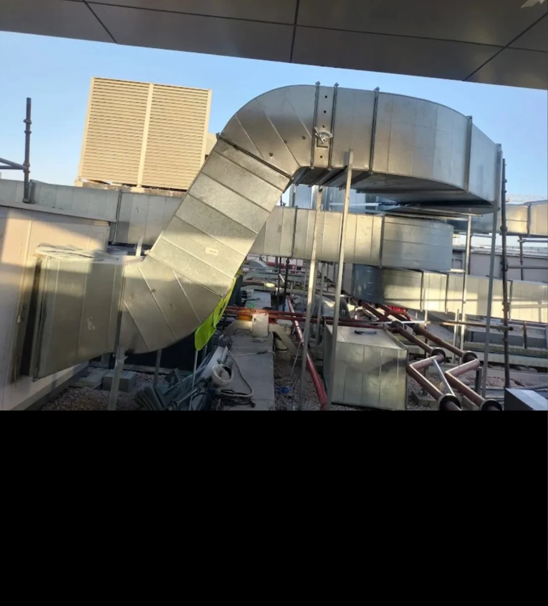 Large rooftop main duct installation