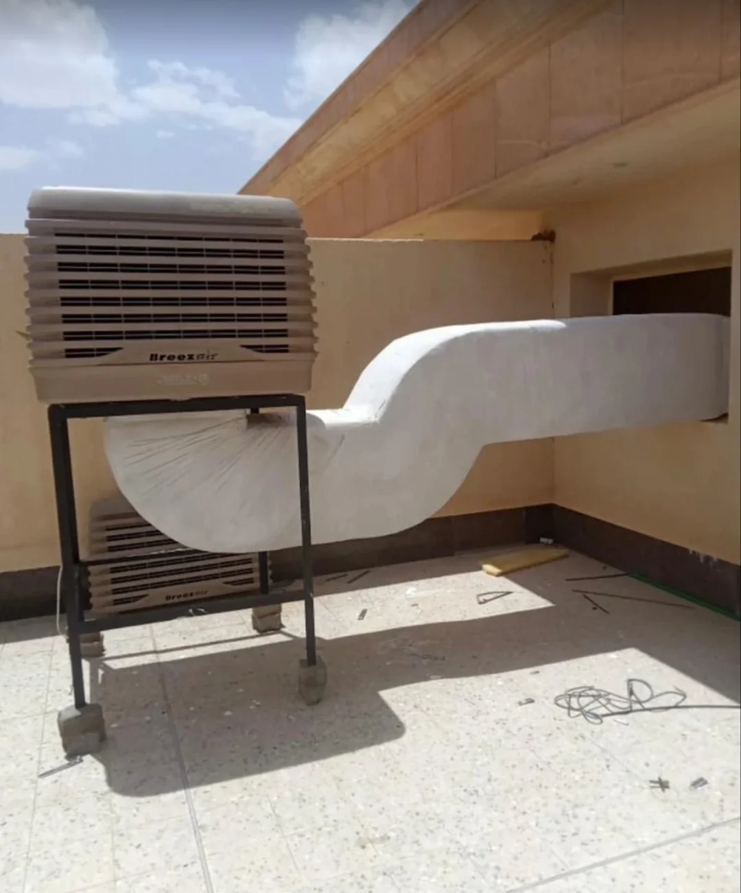 Outdoor ventilation and air-cooling unit installation
